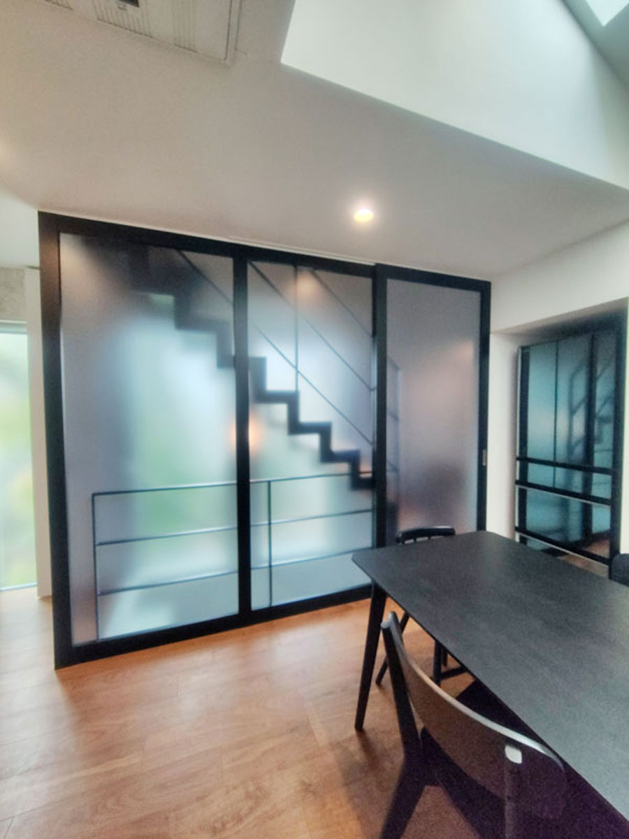 おしゃれな階段間仕切りで夏も冬も快適！目隠し効果でプライバシーと開放感を両立　目黒区W様邸